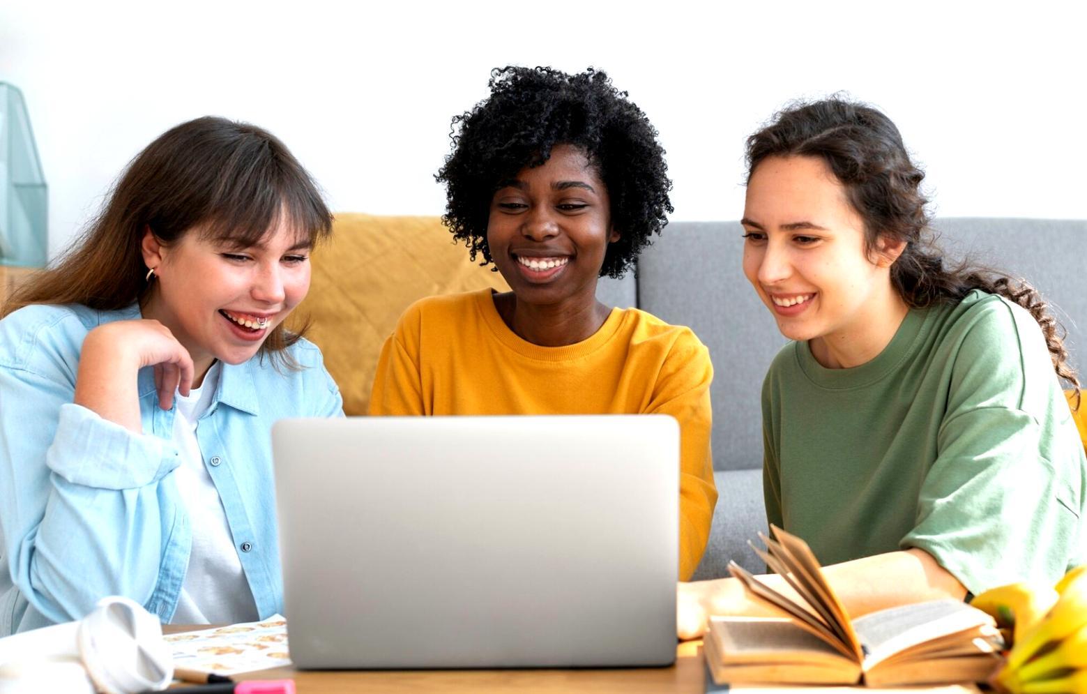 Analyste financier travaillant sur des modèles complexes