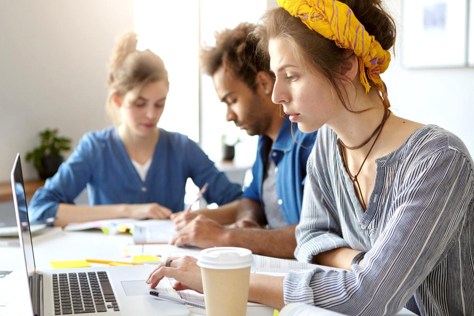 Analyse financière sur écran avec graphiques et données