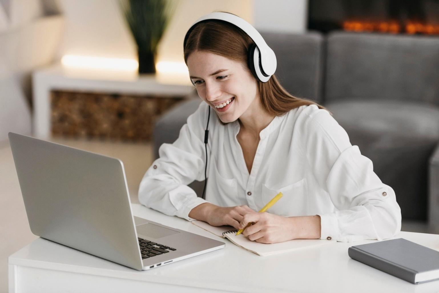 Analyste financier travaillant sur des modèles complexes