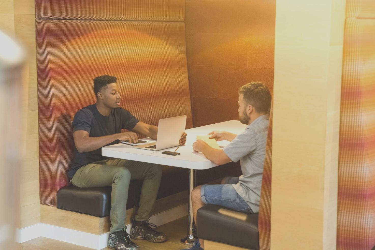 Groupe d'étudiants travaillant sur un projet de valorisation d'entreprise